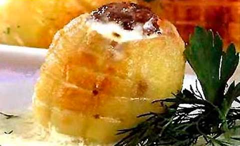 Картофель с начинкой из мяса с луком и сметаной фотография
