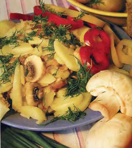 Картофель с маринованными, солеными, свежими грибами фотография