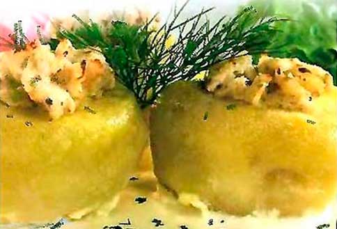 Картофель с начинкой из соленой сельди с луком фотография