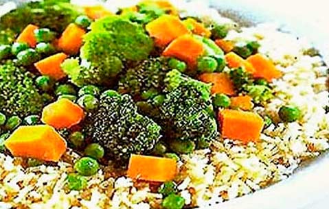 Рис с овощами, маринованным зеленым горошком фотография