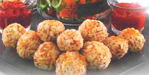 Рисовые шарики с куриным фаршем и сыром картинка