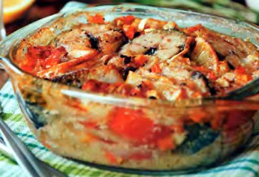 Скумбрия запеченная с помидорами болгарским перцем вином фотография