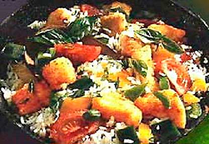 Салат из горбуши с рисом, луком фотография