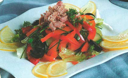 Салат с рыбными консервами, болгарским перцем, огурцом фотография