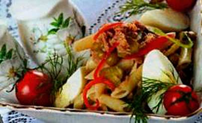 Салат с рыбными консервами, макаронами, корнишонами фотография