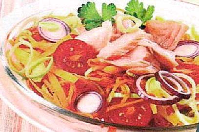 Салат с рыбными консервами, овощами, чесноком фотография