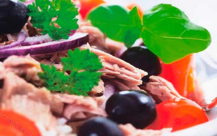 Салат из консервированного тунца с помидорами, яйцами, луком, рисом фотография