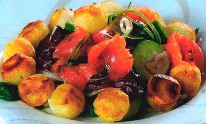 Салат из красной рыбы с овощами, зеленью фотография