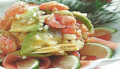 Салат с копченой красной рыбой, авокадо фотография