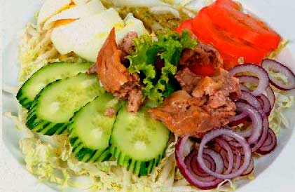 Салат с печенью трески, овощами, капустой фотография