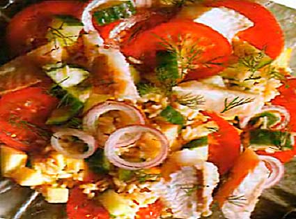 Рыбный салат с овощами, соусом майонезом фотография