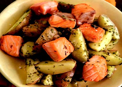Салат из горбуши с картофелем, луком фотография