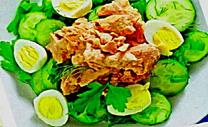 Салат с печенью трески, яйцами, овощами – рецепт фотография