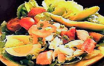 Салат из горбуши с помидорами, редисом фотография