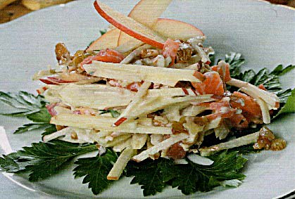 Салат из горбуши с орехами, соусом фотография