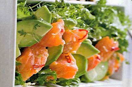 Салат с красной рыбой, овощами, креветками, авокадо фотография