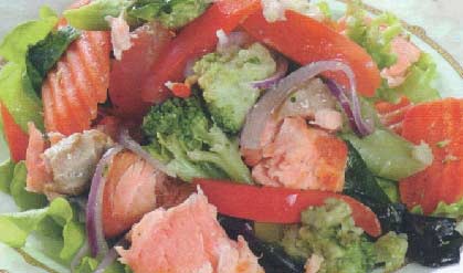 Рыбный салат с капустой брокколи, помидорами фотография
