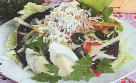 Салат с консервированным, копченым, малосольным тунцом фотография