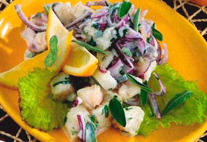 Рыбный салат с луком, лаймом, йогуртом фотография