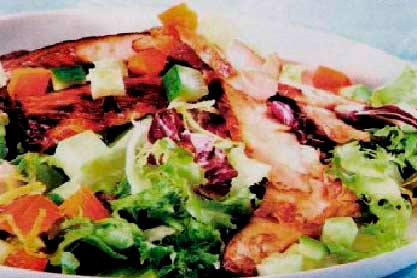 Рыбный салат с огурцом, болгарским перцем фотография