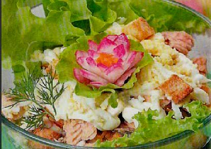 Салат из горбуши с овощами, рисом, яйцами фотография