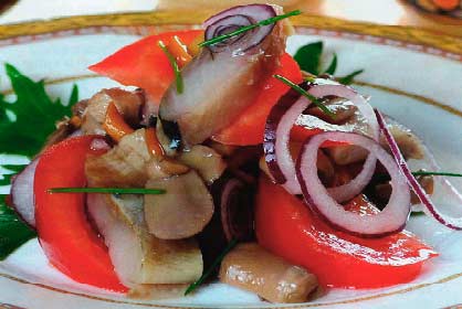 Салат с селедкой, грибами, заправка с творогом, сметаной фотография