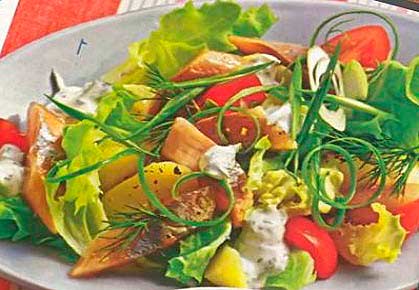 Салат с селедкой, овощами, яйцами, зеленью, заправкой фотография