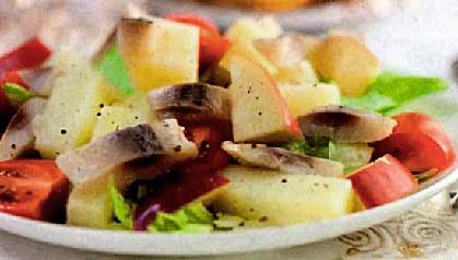 Салат с сельдью, овощами - заправка с йогуртом фотография