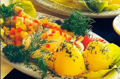 Салат с сельдью, яйцами, картофелем, огурцами, заправкой фотография