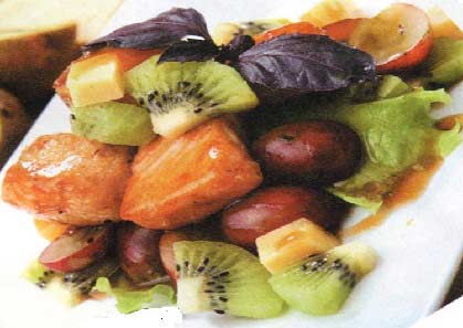 Салат из семги с сыром, киви, виноградом фотография
