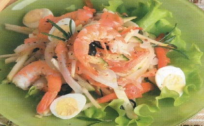 Салат из семги с кальмарами, креветками, заправкой фотография