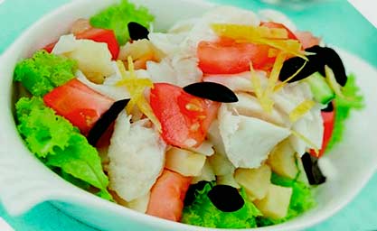 Салат из трески с овощами, маслинами, йогуртом фотография