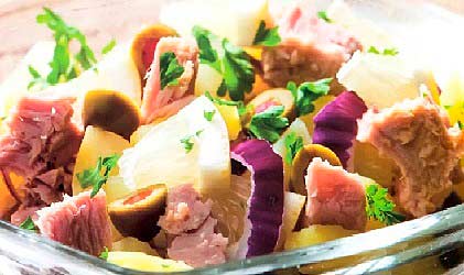 Салат из консервированного тунца с картофелем, луком, оливками фотография