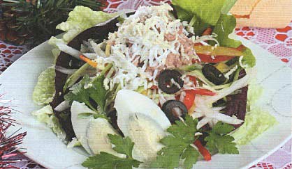 Салат с консервированным тунцом, овощами, майонезом фотография