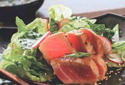 Салат из тунца с редисом теплый фотография