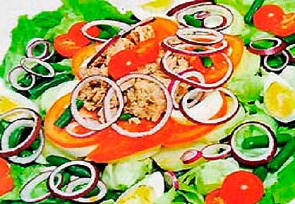 Салат с консервированным тунцом, яйцами, овощами фотография