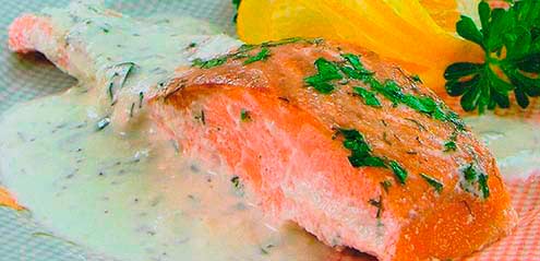 Белый соус для подливы рыбы с зеленью фотография