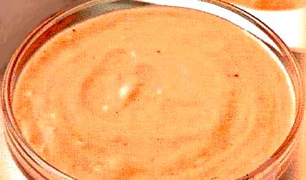 Белый соус с луком и томатной пастой фотография