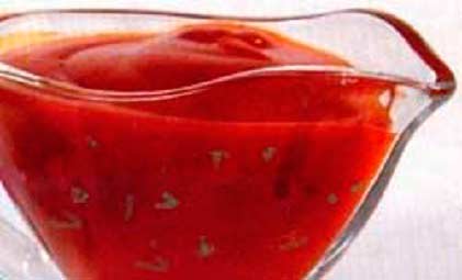 Красный соус с помидорами вином зеленью фотография
