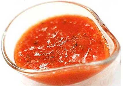 Холодный томатный соус из красных помидоров к рыбе, мясу фотография