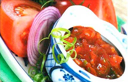 Соус из томатной пасты с овощами и зеленью фотография